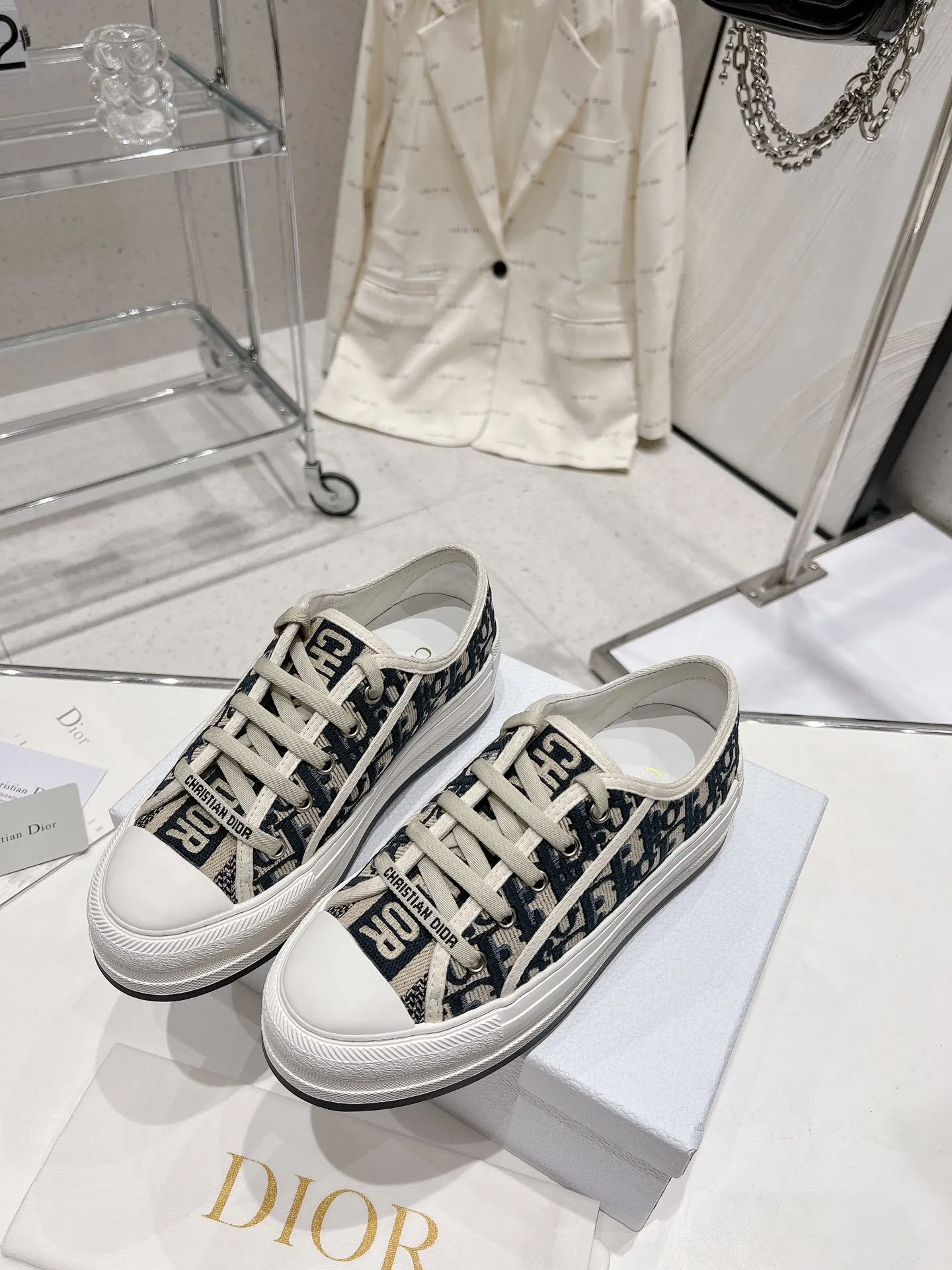 👟👟Ex-factory price 520👟👟 Women's Shoes Women's Clothing Women's Shoes Women's Clothing Women's Shoes Women's Clothing Women's Shoes Factory Dior Dior Walk'n Series Presbyopia Embroidery Thick-soled Canvas Shoes Casual Sports Shoes Original Purchase Development Production This Walk'n'Dior thick-soled sneaker is a fashionable item that enhances the style of the series. Oblique printed cotton embroidered upper with comfortable platform sole, tongue and Christian Dior 👟👟 ex-factory aris signature laces. Can add fashionable temperament to all kinds of casual looks ▪️Fabric: Original customized imported Oblique printed embroidery ▪️Inner lining: Imported soft sheepskin lining ▪️Outsole: Original exclusive molded T👟👟Factory price U material ▪️Sole thickness: 4.5CM ▪️Size: Women's 35-40